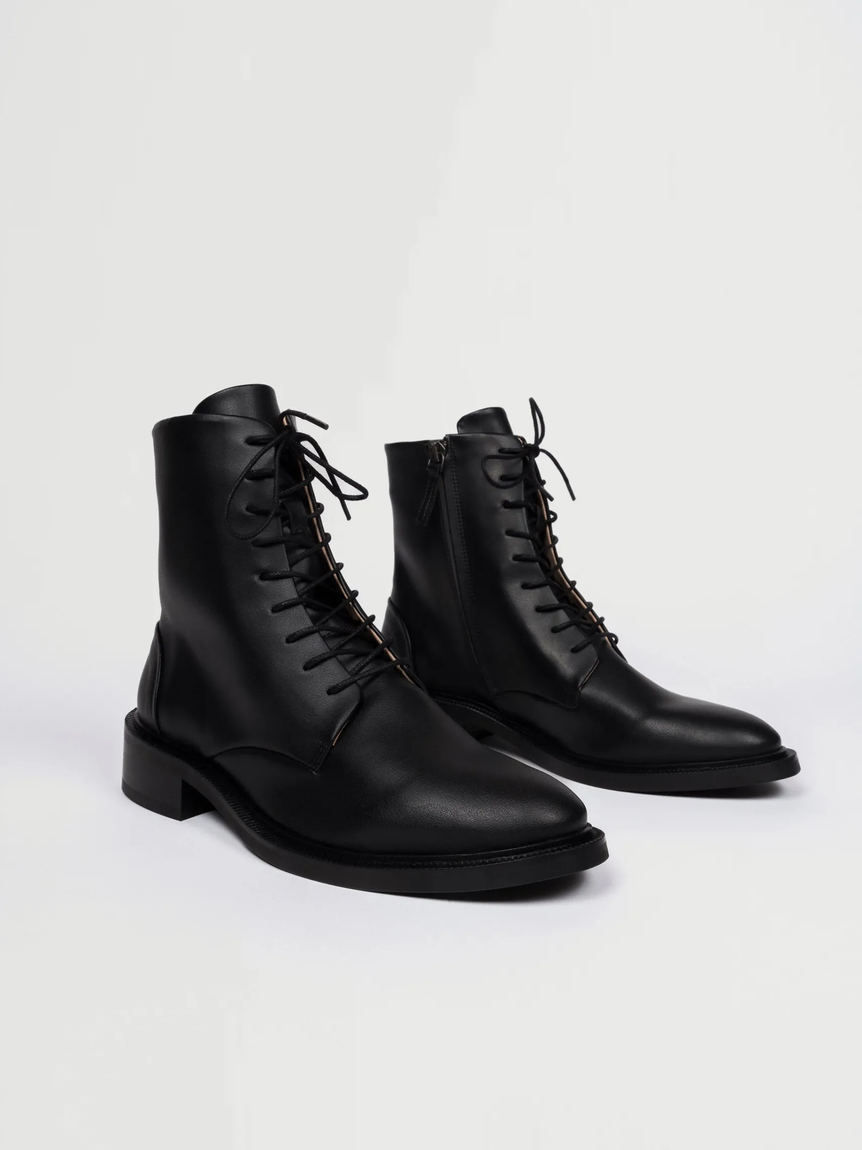 schwarze_vegane_stiefelet_2.webp Schwarze vegane Stiefeletten