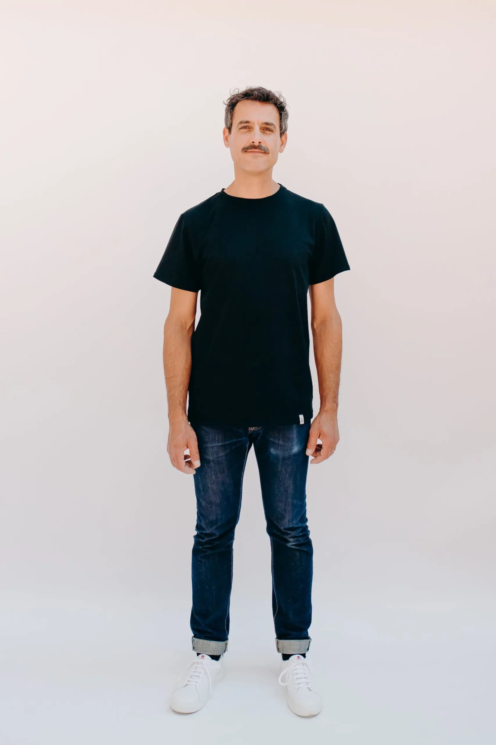 schwarzes_tshirt_von_herr_0.webp Schwarzes T-Shirt von Herren Pinson