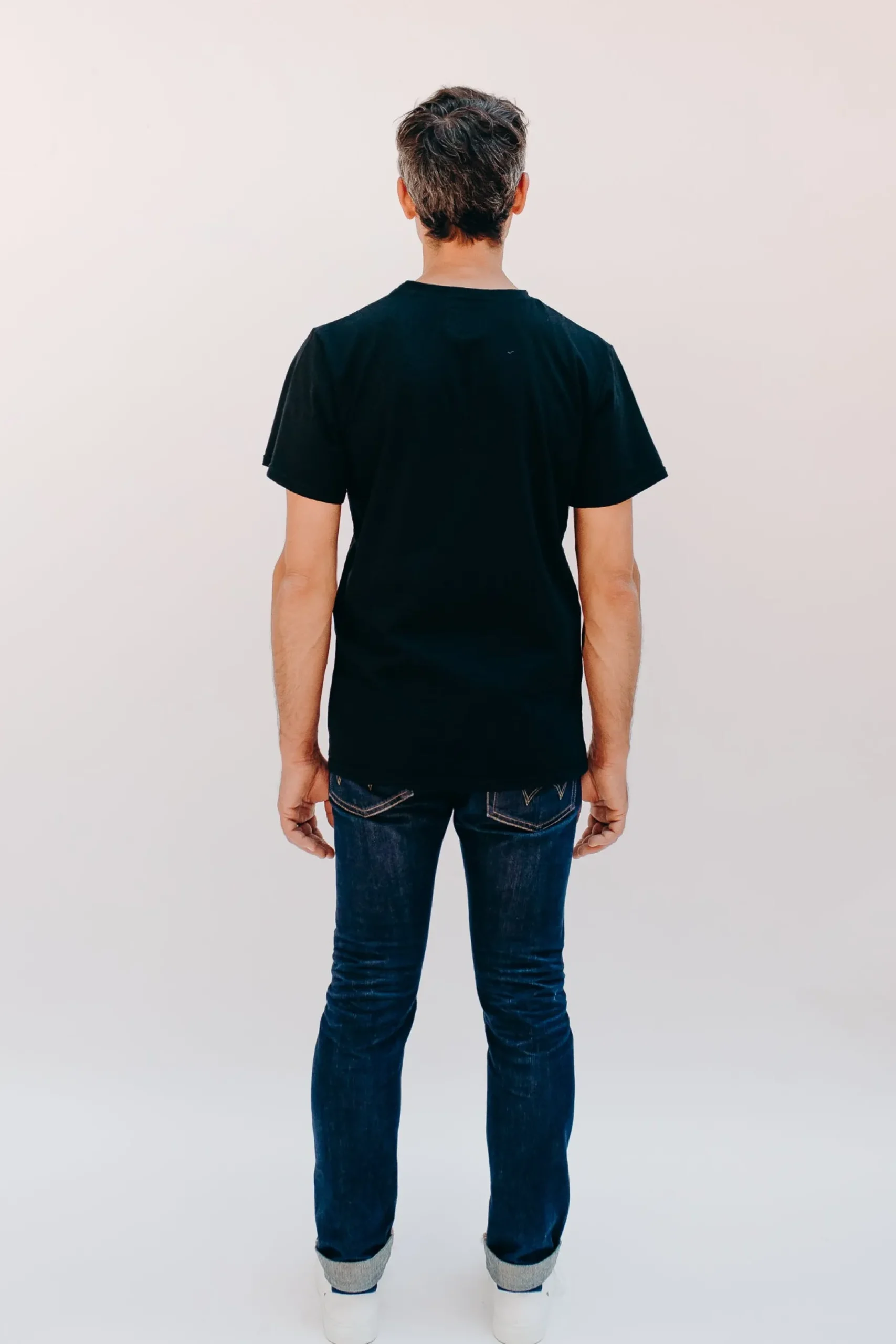 schwarzes_tshirt_von_herr_3.webp Schwarzes T-Shirt von Herren Pinson