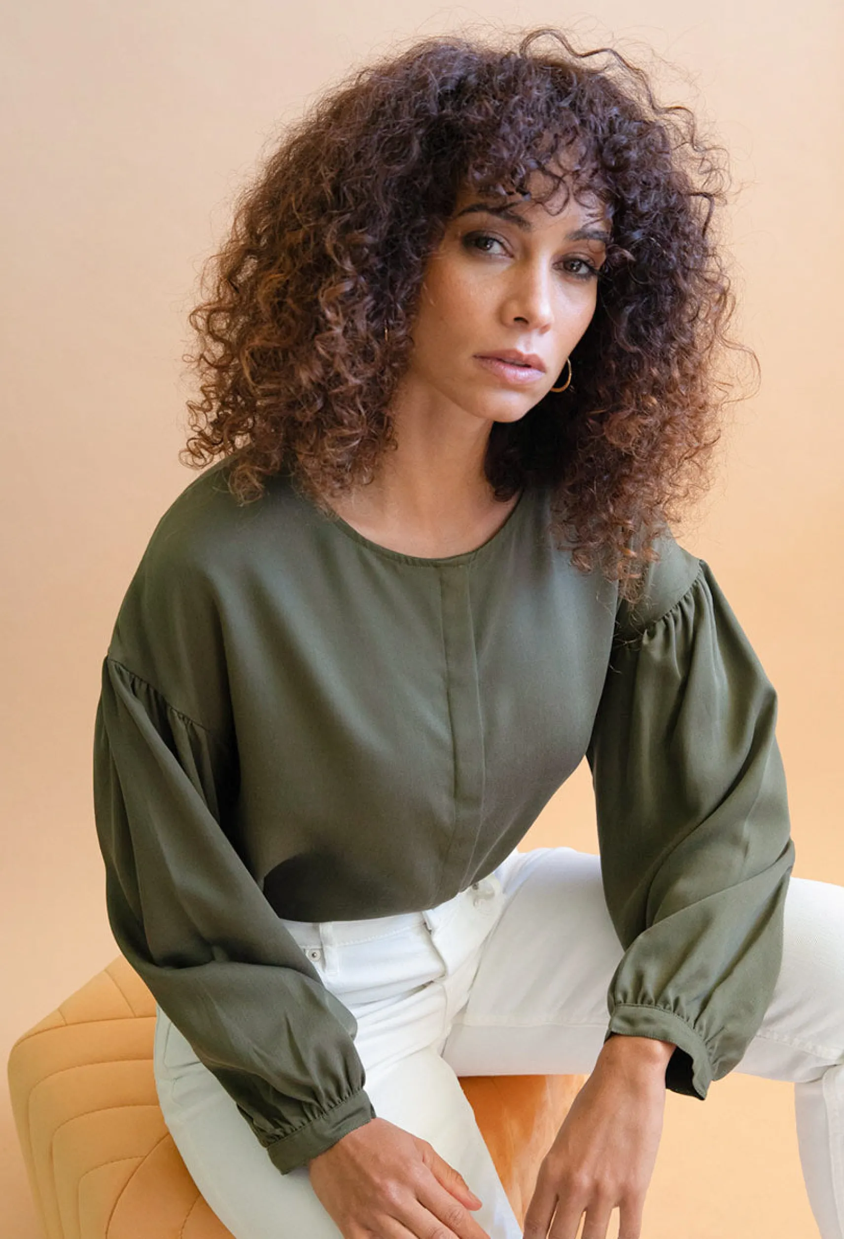 tencelbluse_narcisse_khak_1.webp Tencel-Bluse Narcisse Khaki
