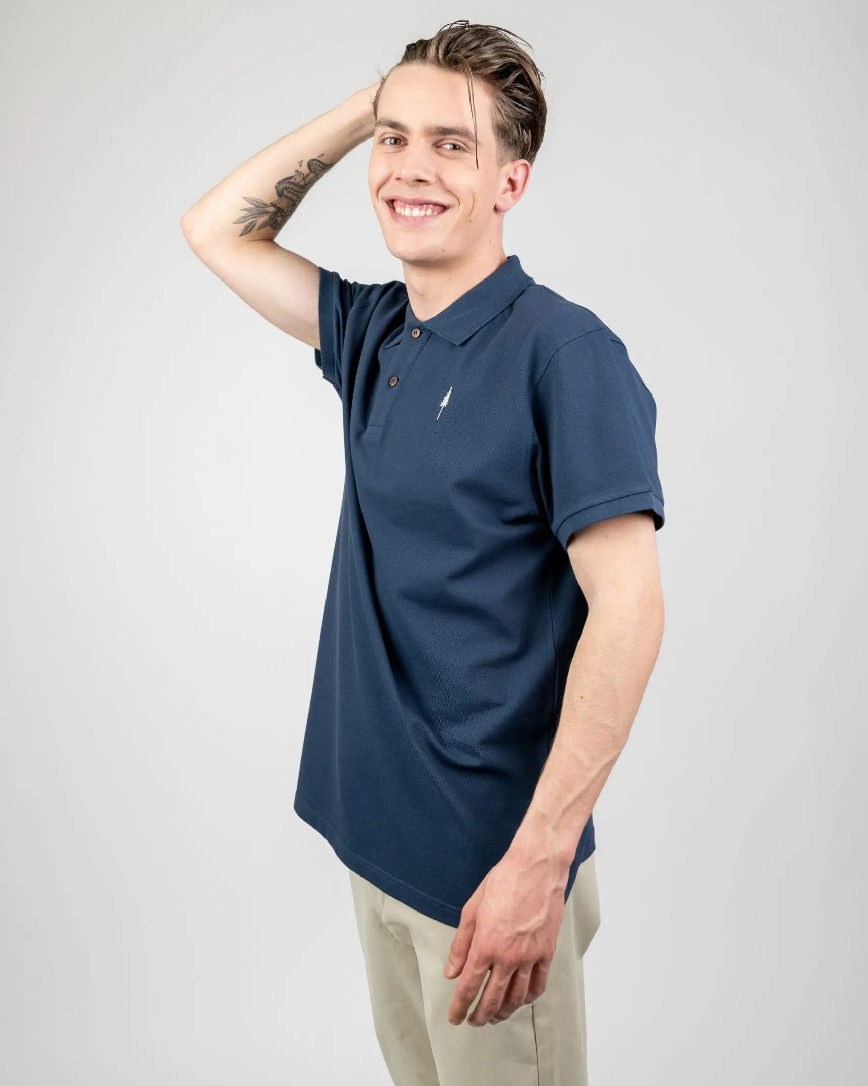 treepolo_navy_herrenpolos_3.webp Treepolo Navy Herren-Poloshirt aus Bio-Baumwolle