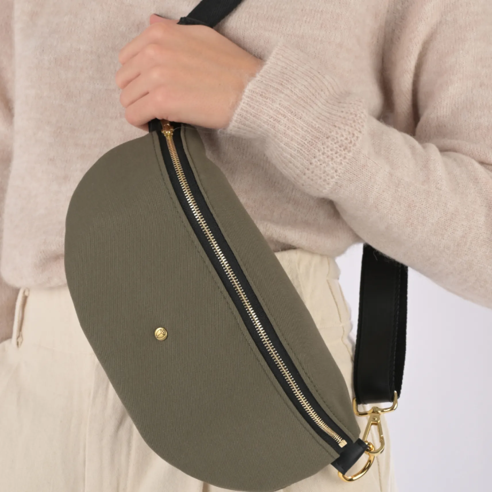 upcycelt_grteltasche_khak_2.webp Upcycelt Gürteltasche Khakii