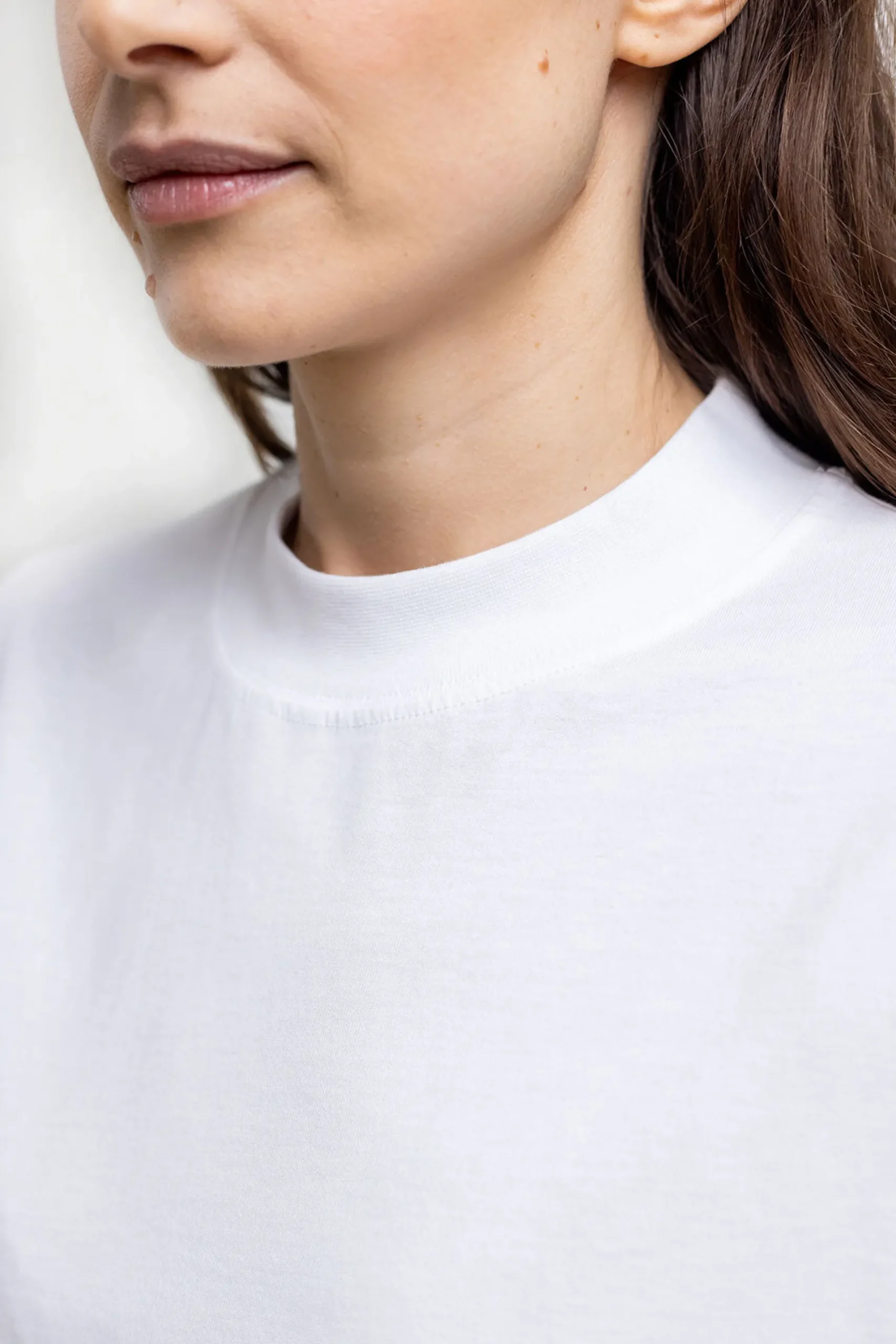weisses_cropped_tshirt_2.webp Weisses Cropped T-Shirt